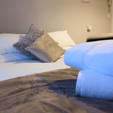1 Bedroom Apartment - The Opal チェルトナム エクステリア 写真