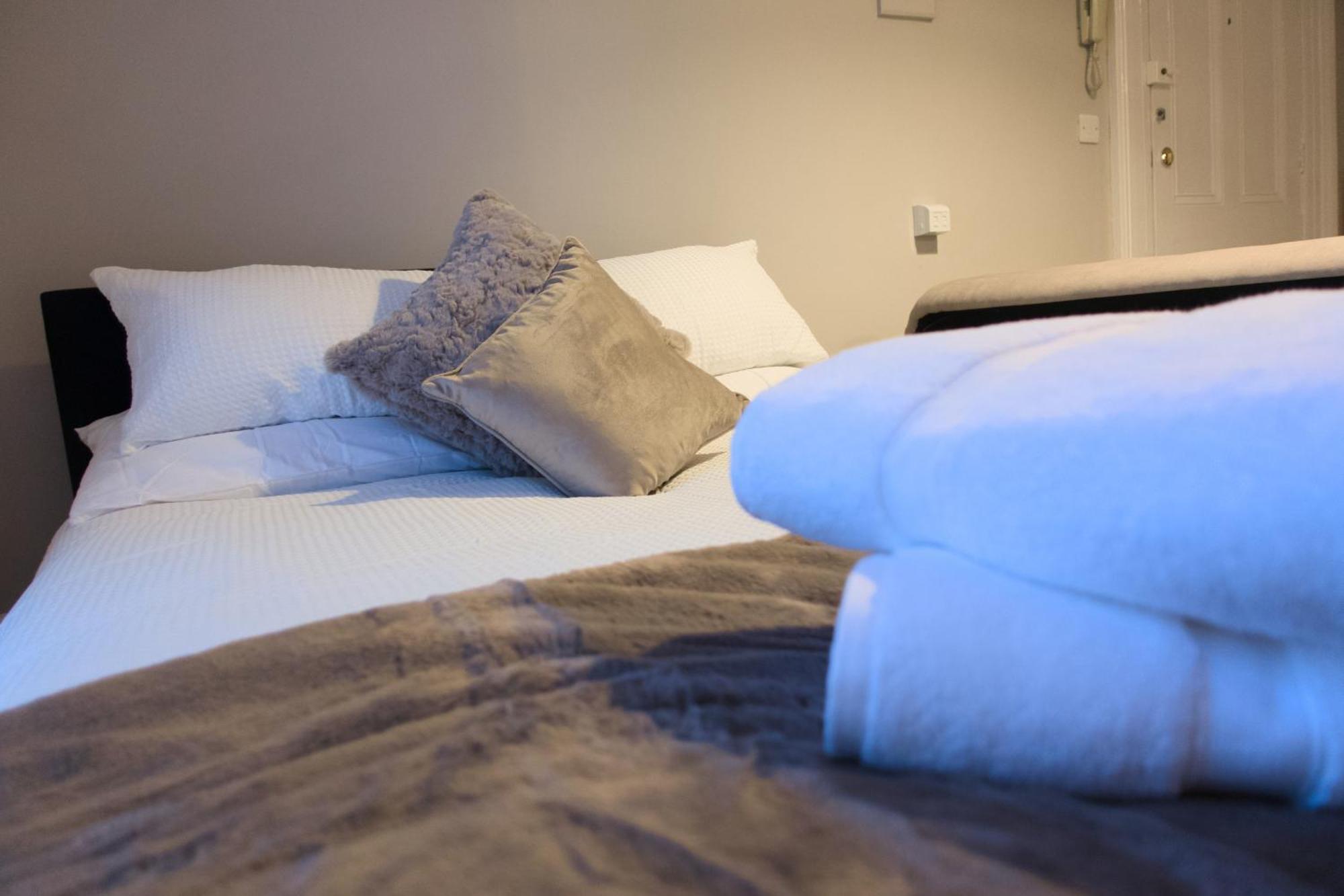 1 Bedroom Apartment - The Opal チェルトナム エクステリア 写真